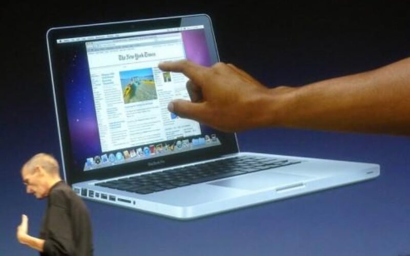 Steve Jobs falando sobre Macs com tela touchscreen