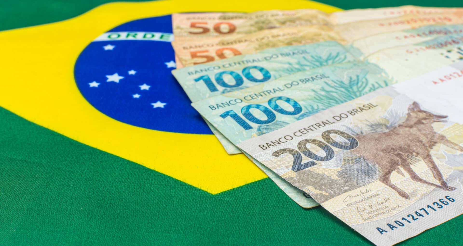 Notas de real sobre bandeira do Brasil