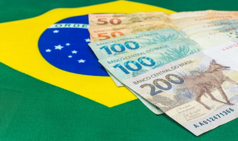Notas de real sobre bandeira do Brasil