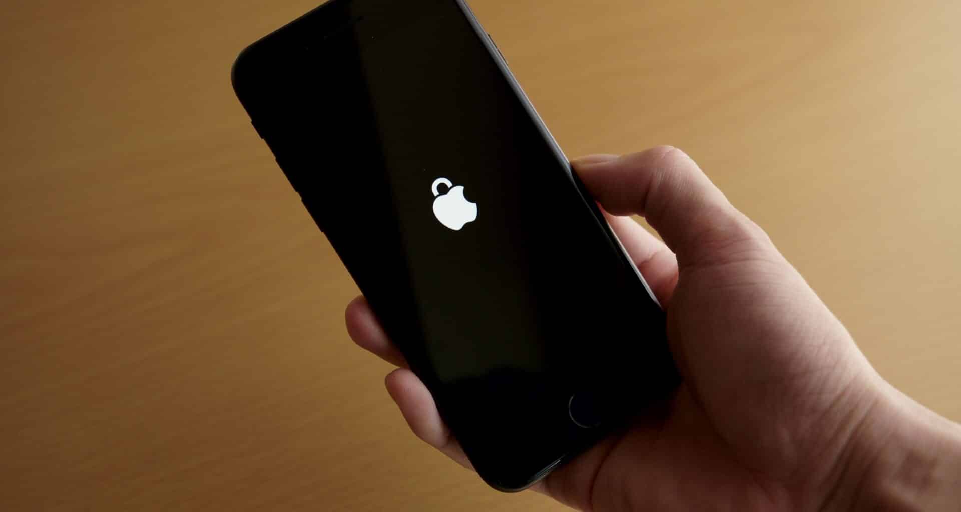 iPhone e logo da Apple com cadeado