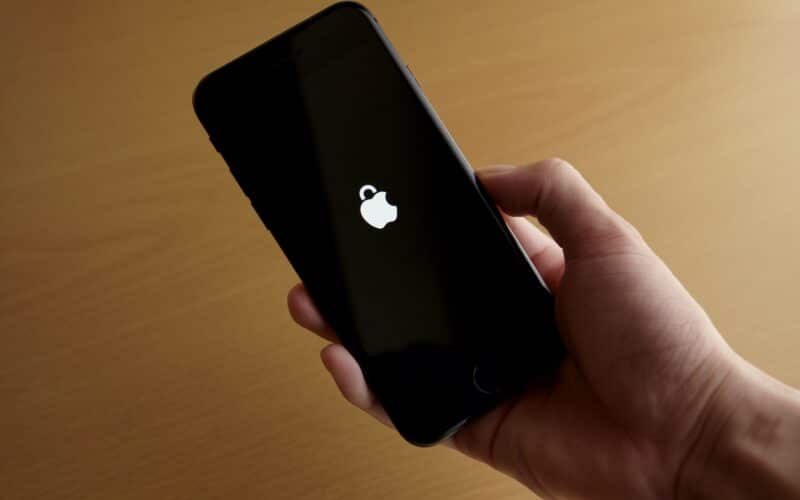 iPhone e logo da Apple com cadeado