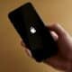 iPhone e logo da Apple com cadeado