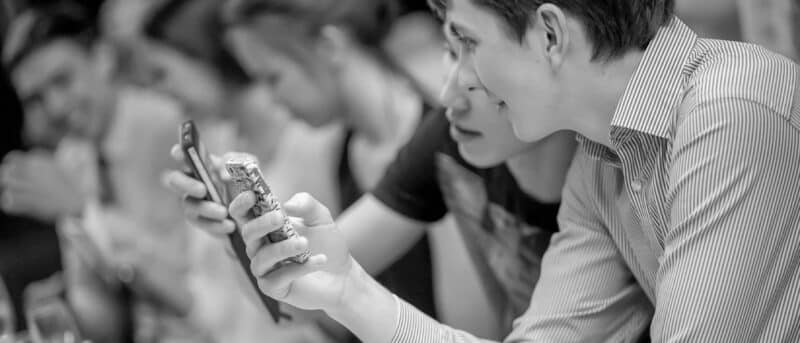 Adolescentes usando smartphones juntos
