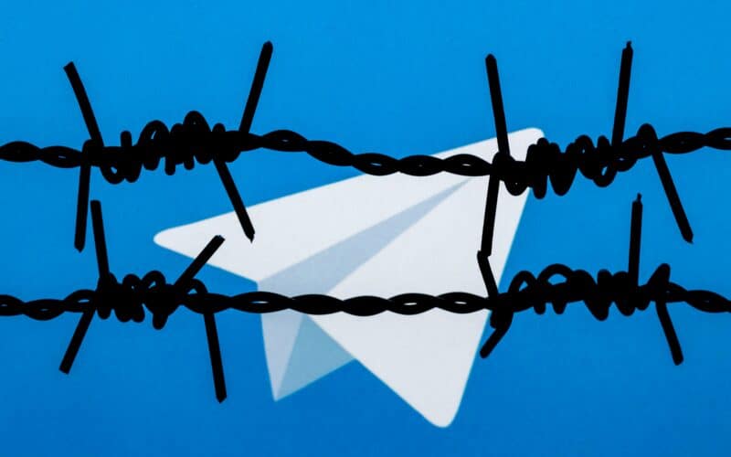 Arame farpado na frente do logo do Telegram