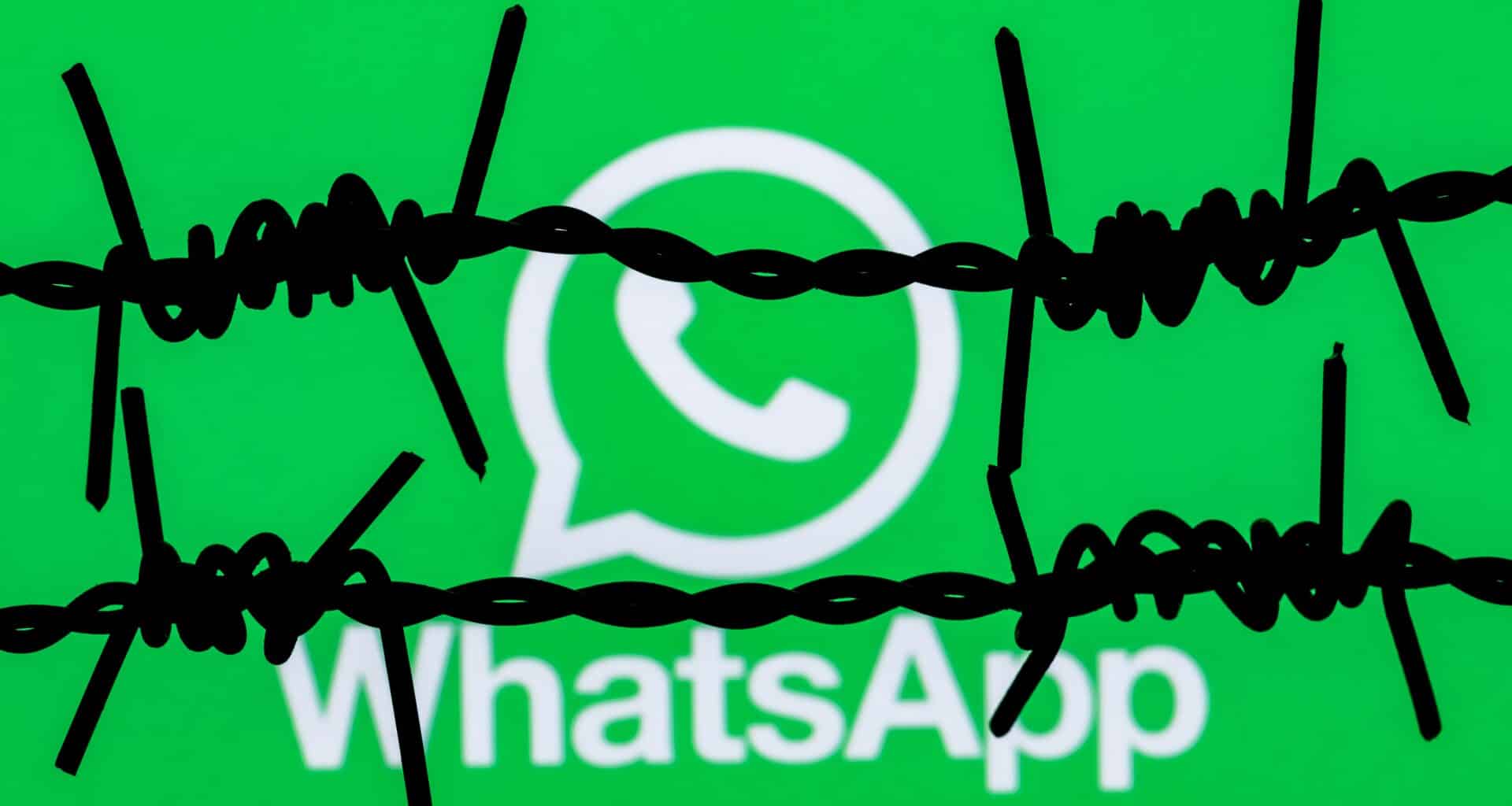 Arame farpado na frente do logo do WhatsApp