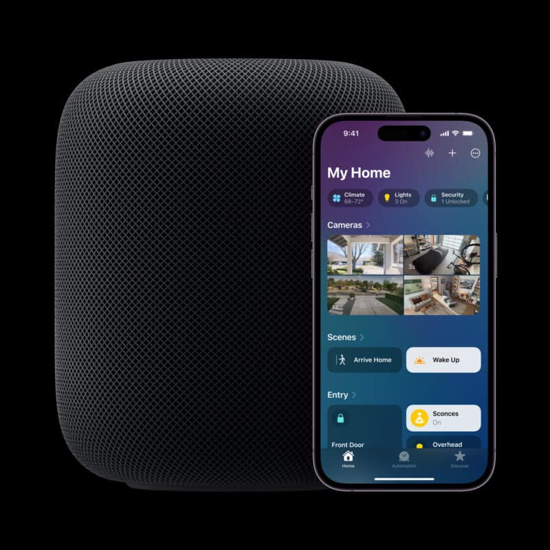 HomePod na cor meia-noite ao lado de iPhone sendo usado com o app Casa (Home)
