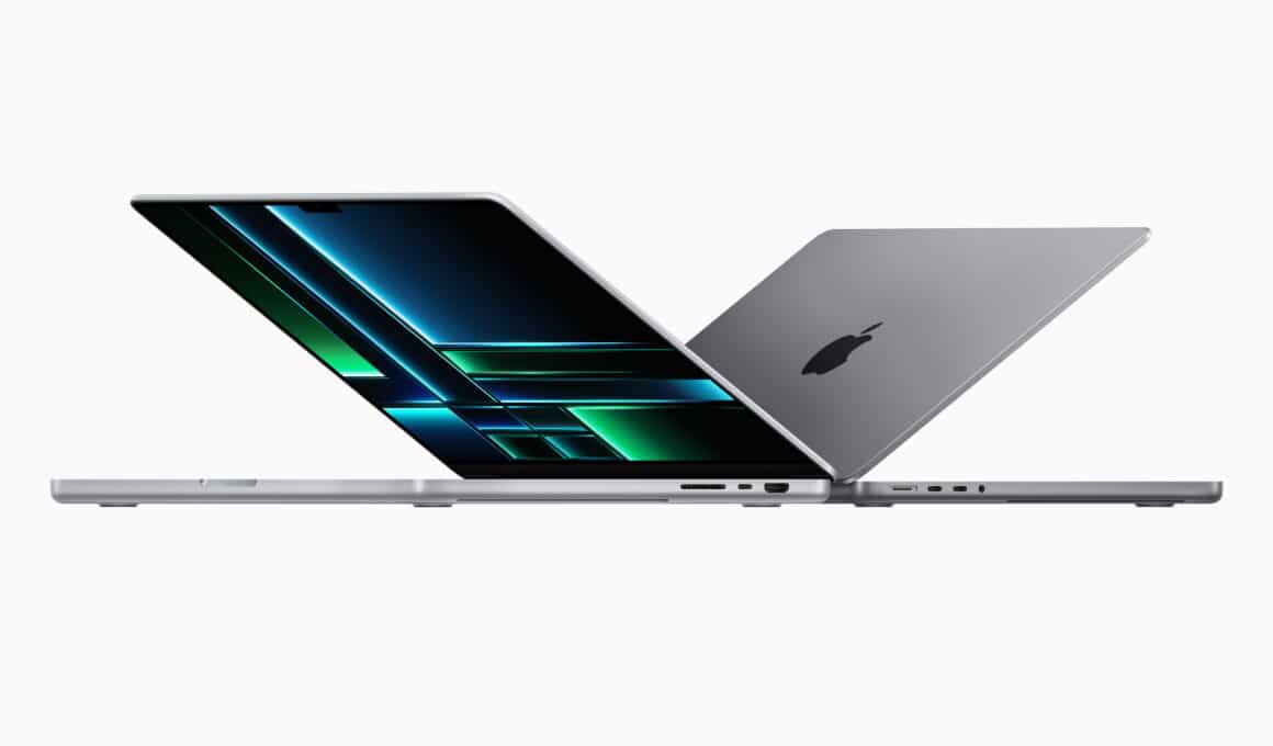 MacBooks Pro com chips M2 Pro e M2 Max na diagonal, um de costas para o outro
