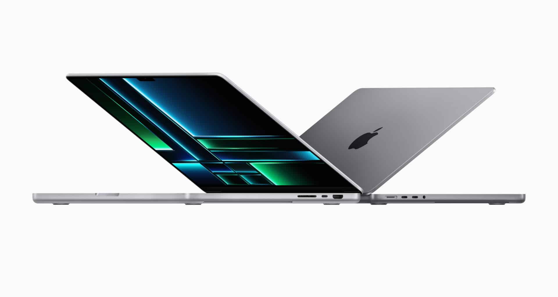 MacBooks Pro com chips M2 Pro e M2 Max na diagonal, um de costas para o outro