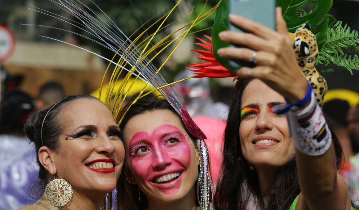 Mulheres fazem selfie com iPhone durante o carnaval