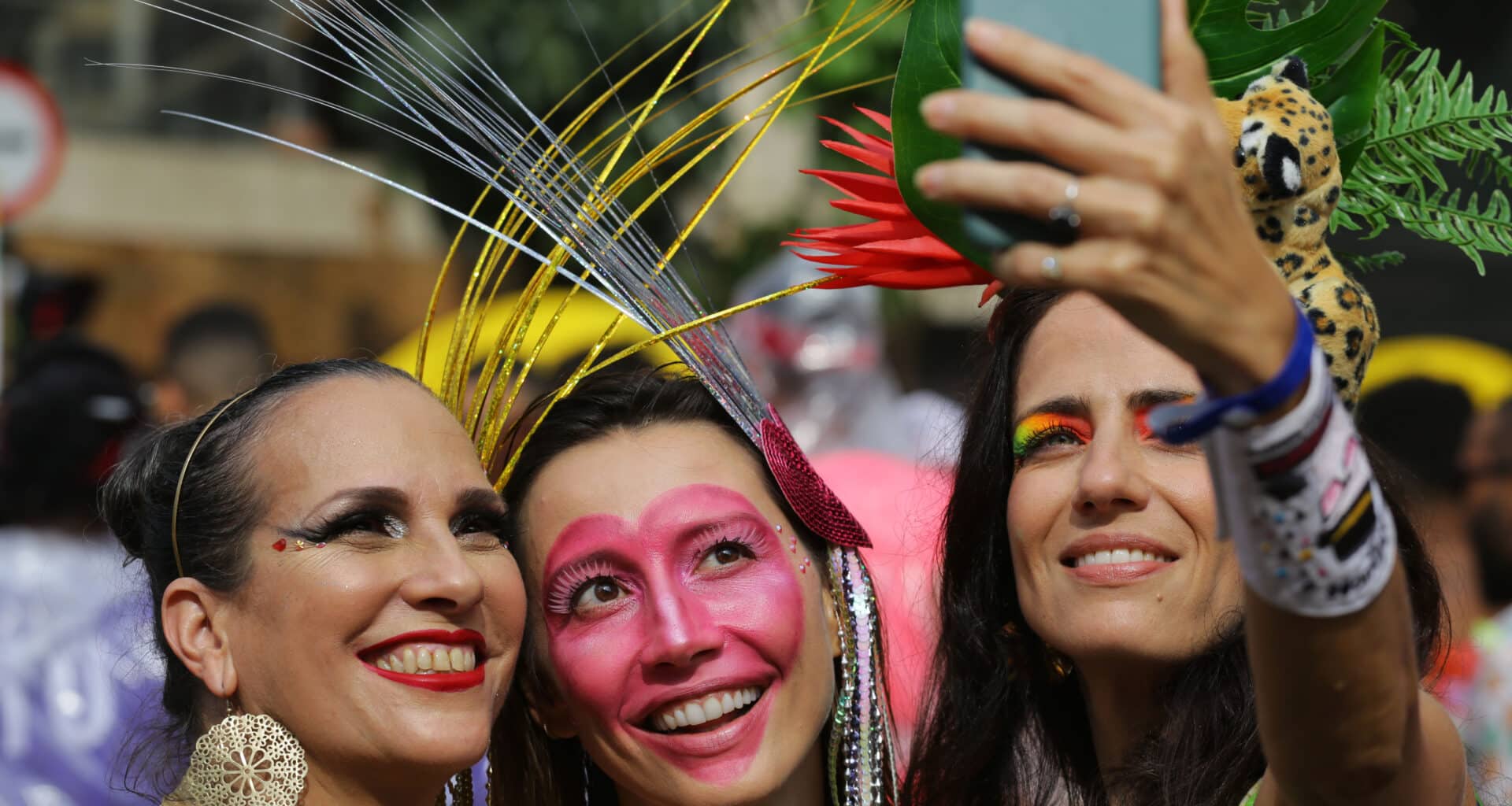 Mulheres fazem selfie com iPhone durante o carnaval