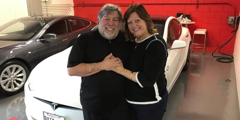 Steve Wozniak com esposa e Tesla ao fundo