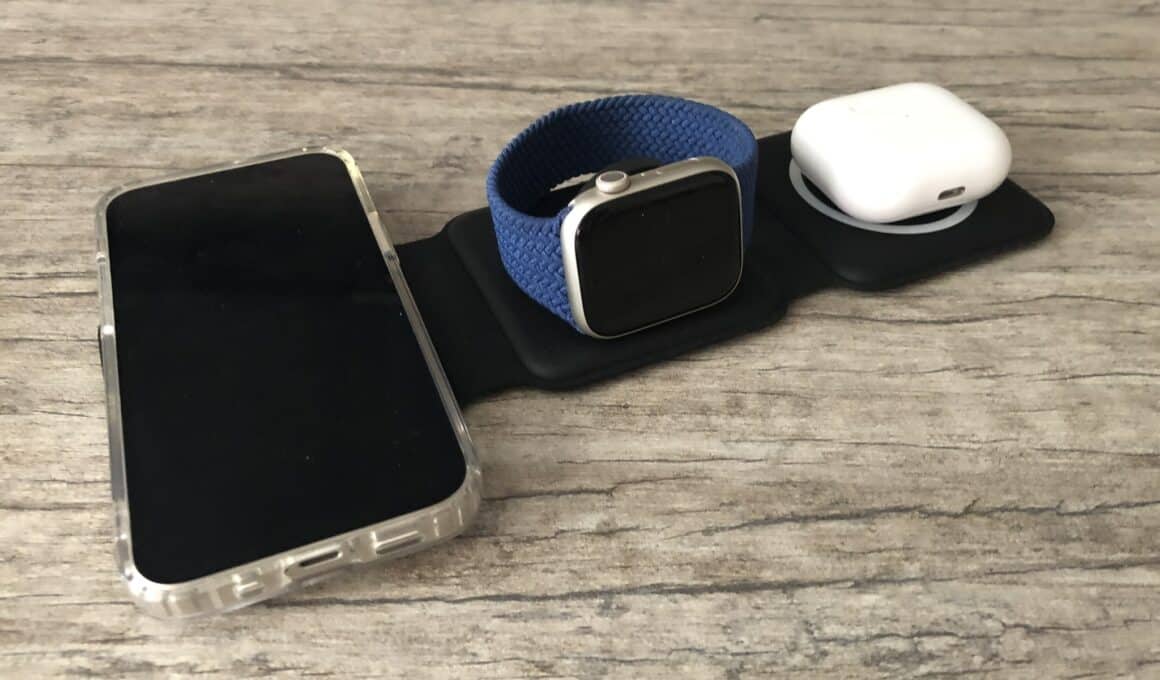 iPhone, Apple Watch e AirPods em cima da base MagSafe 3-em-1 da ZEERA