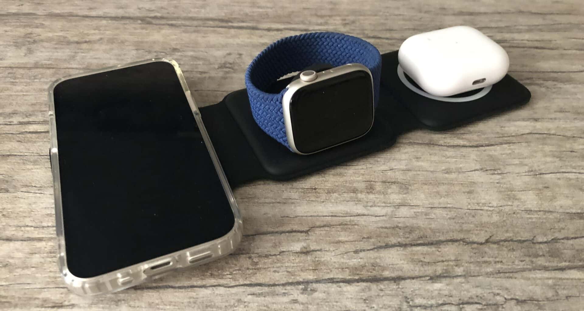 iPhone, Apple Watch e AirPods em cima da base MagSafe 3-em-1 da ZEERA