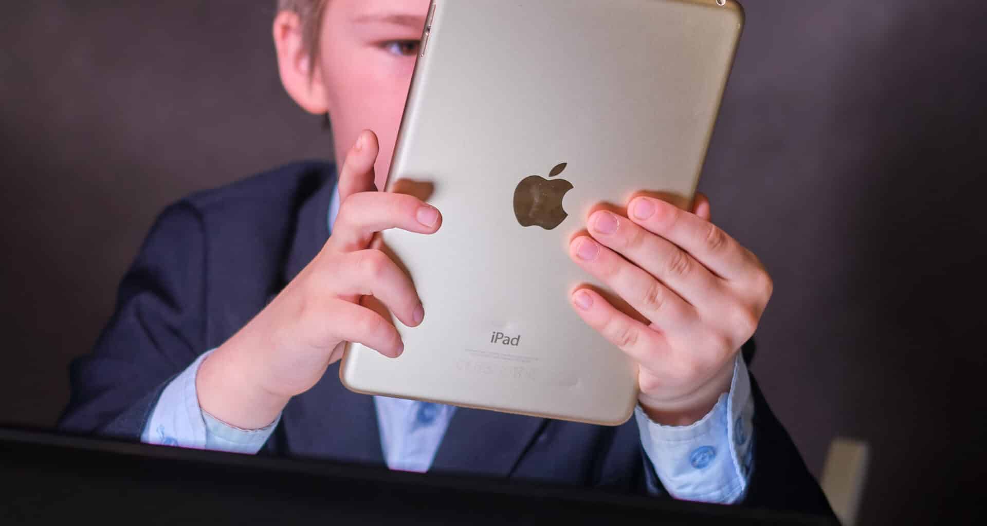 Garoto lendo em iPad mini