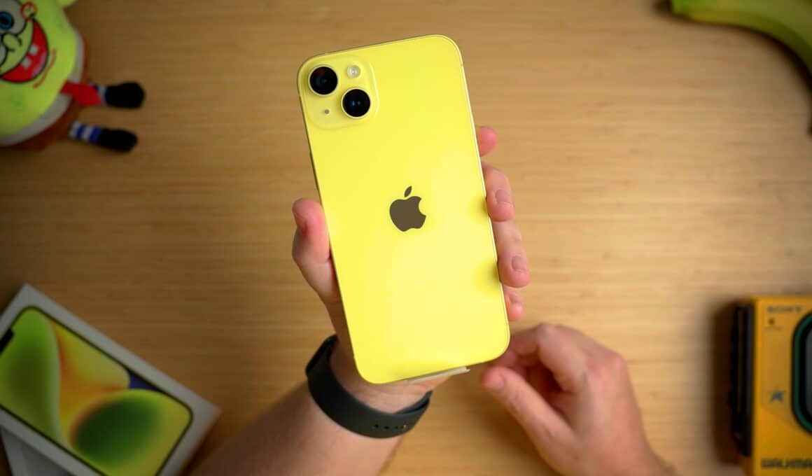 iPhone 14 amarelo