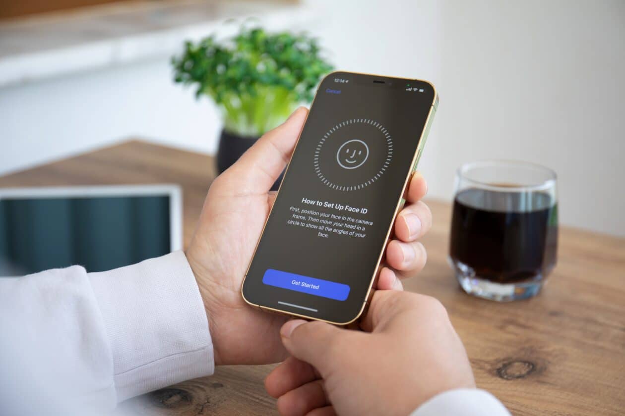 Apple já teria avisado fornecedoras sobre iPhones com Face ID sob a tela em 2026