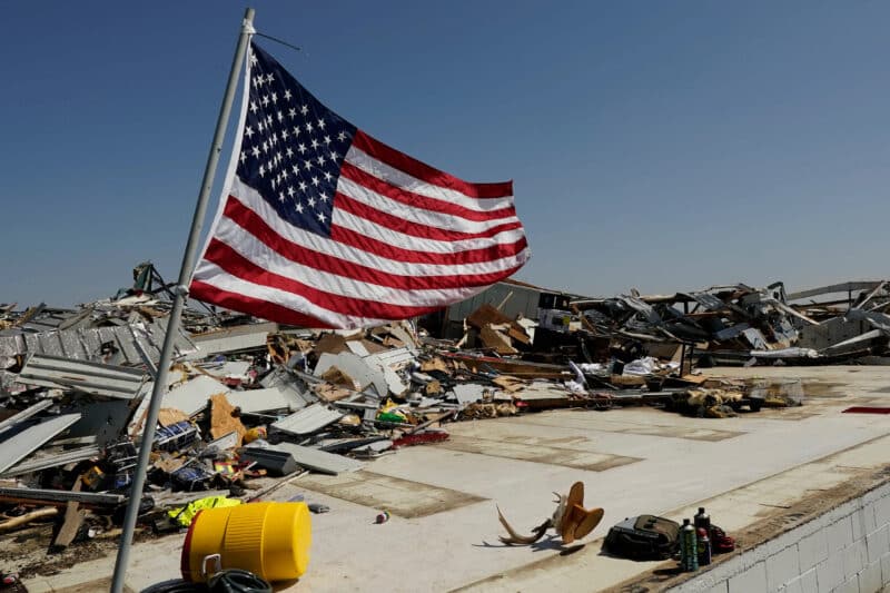 Destruição após tornados nos Estados Unidos