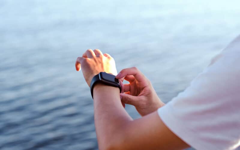 Pessoa usando Apple Watch perto da água