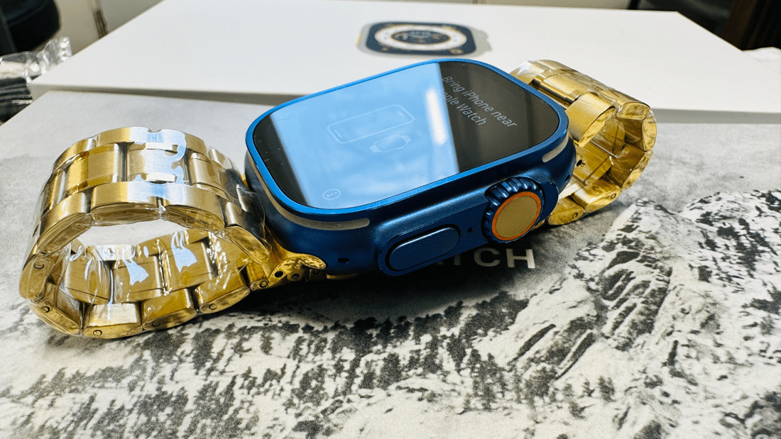 Que tal um Apple Watch Ultra azul com pulseira banhada a ouro?