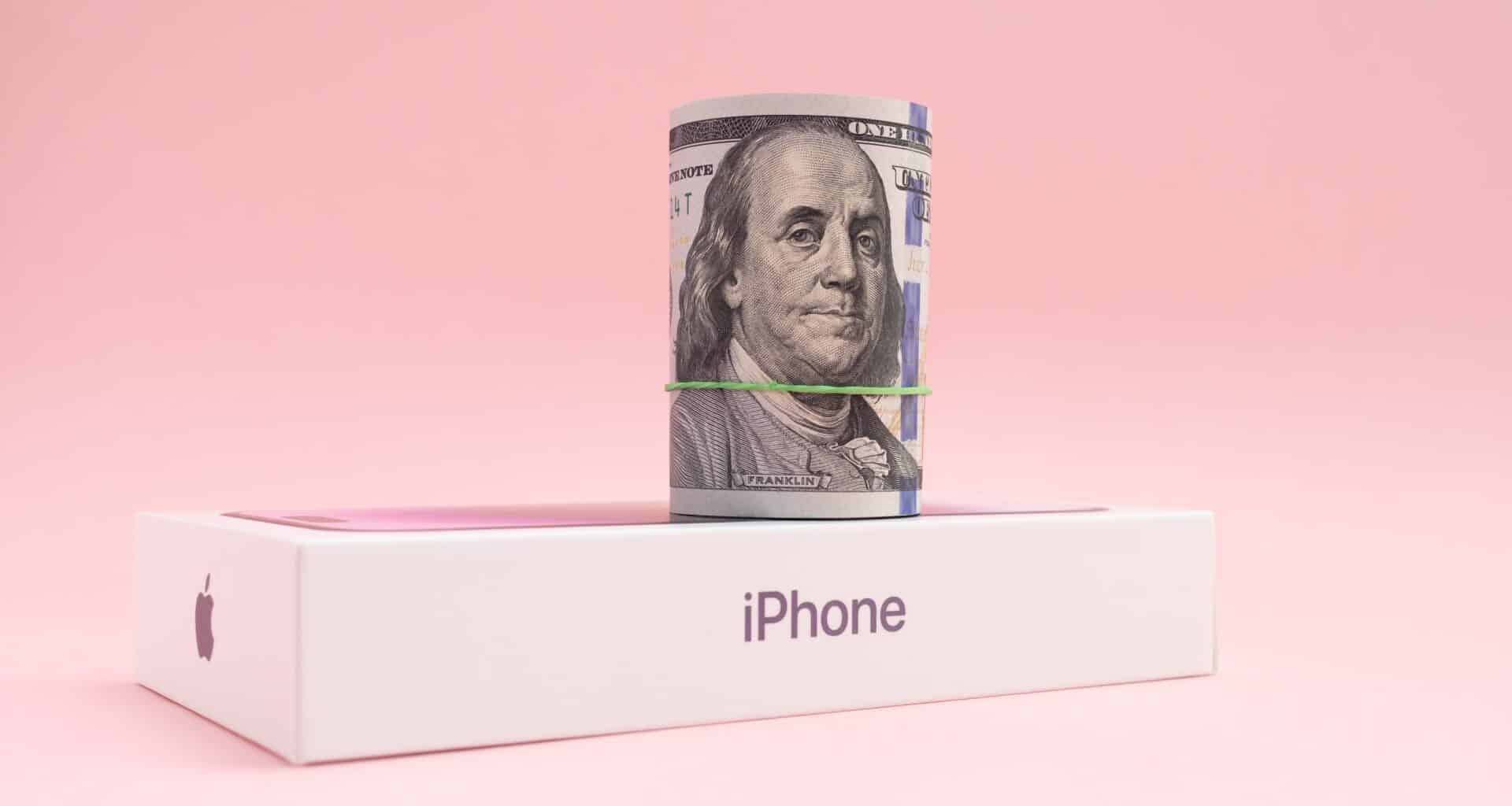 iPhone com um maço de dinheiro em cima