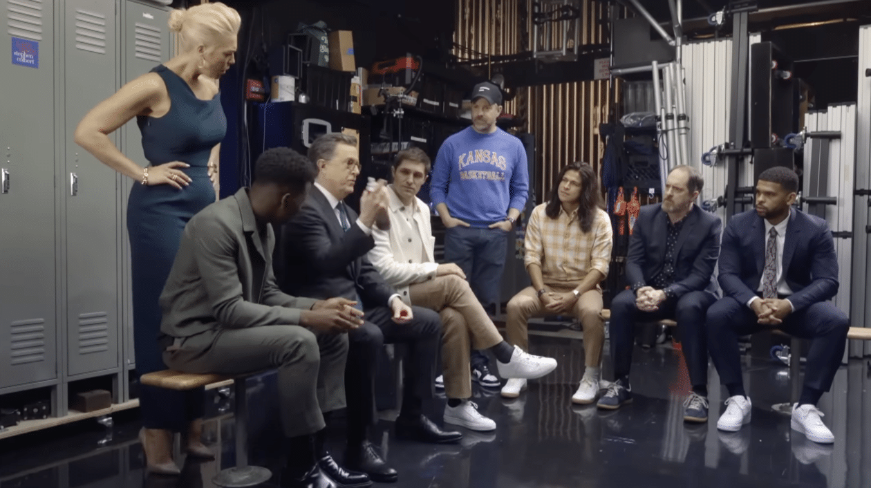 Elenco de “Ted Lasso” dá injeção de ânimo em Stephen Colbert
