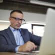 Executivo trabalhando em MacBook