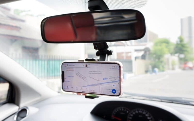 Usando o Google Maps no iPhone dentro de um carro