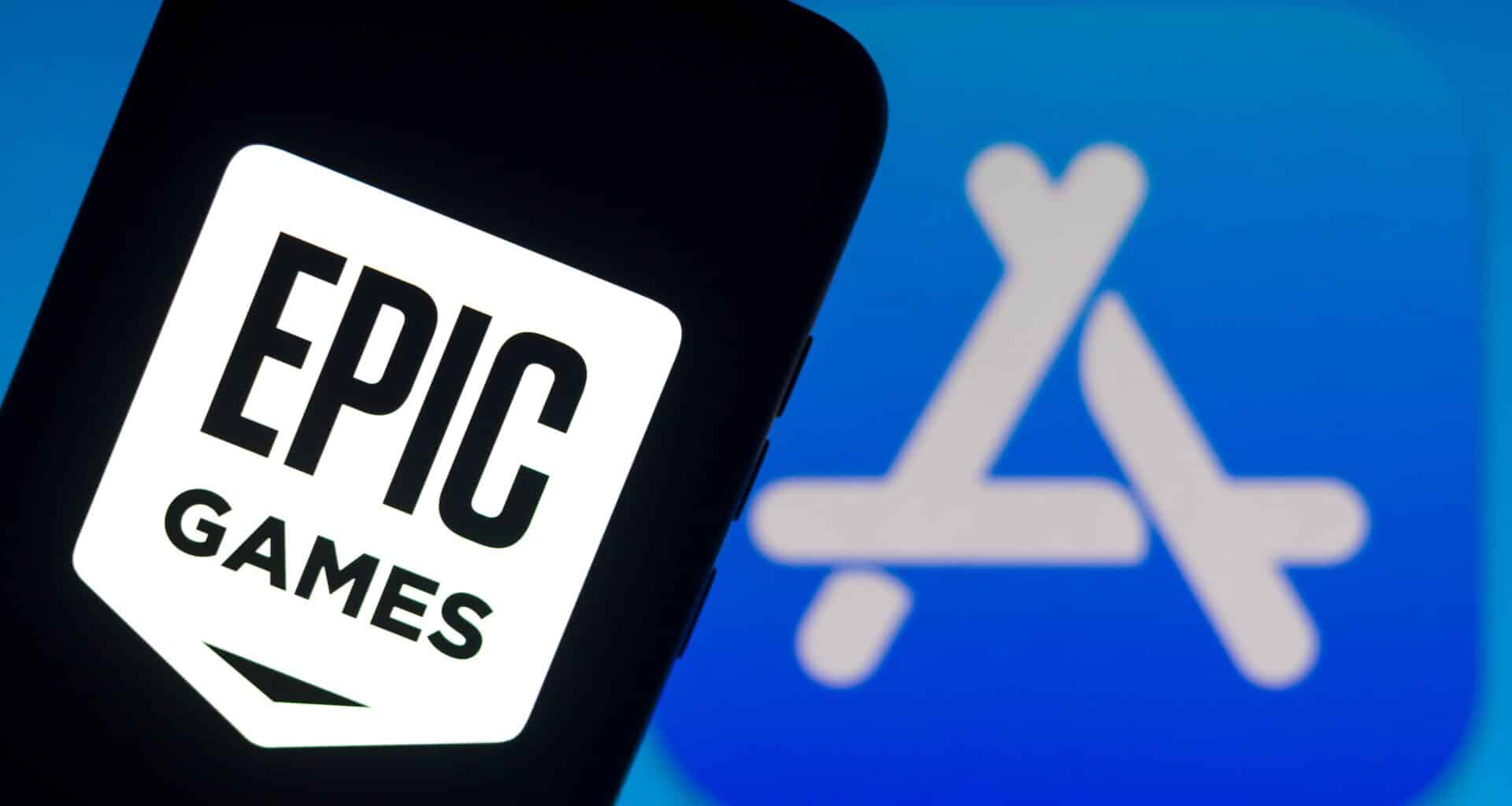 Logo da Epic Games em iPhone com o ícone da App Store ao fundo