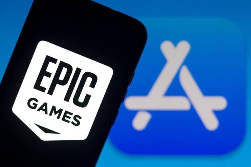 Logo da Epic Games em iPhone com o ícone da App Store ao fundo