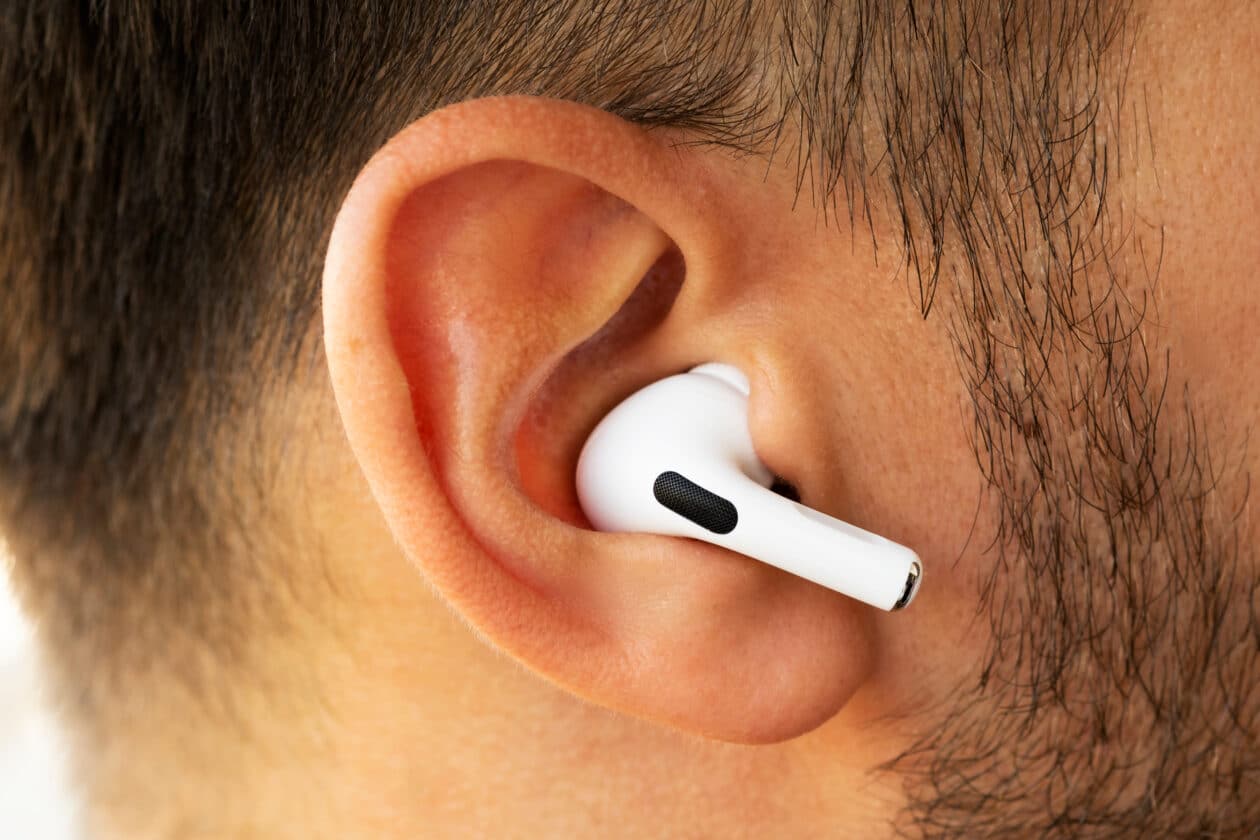 AirPods Pro no ouvido de uma pessoa