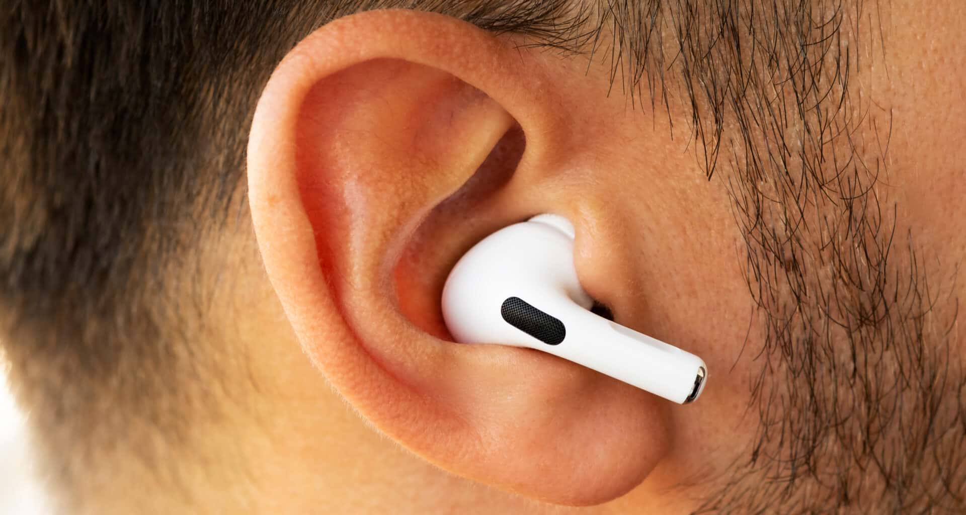 AirPods Pro no ouvido de uma pessoa