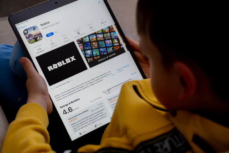 Criança jogando Roblox no iPad