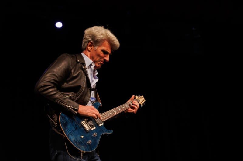 Craig Federighi tocando guitarra no Talk Show da WWDC23