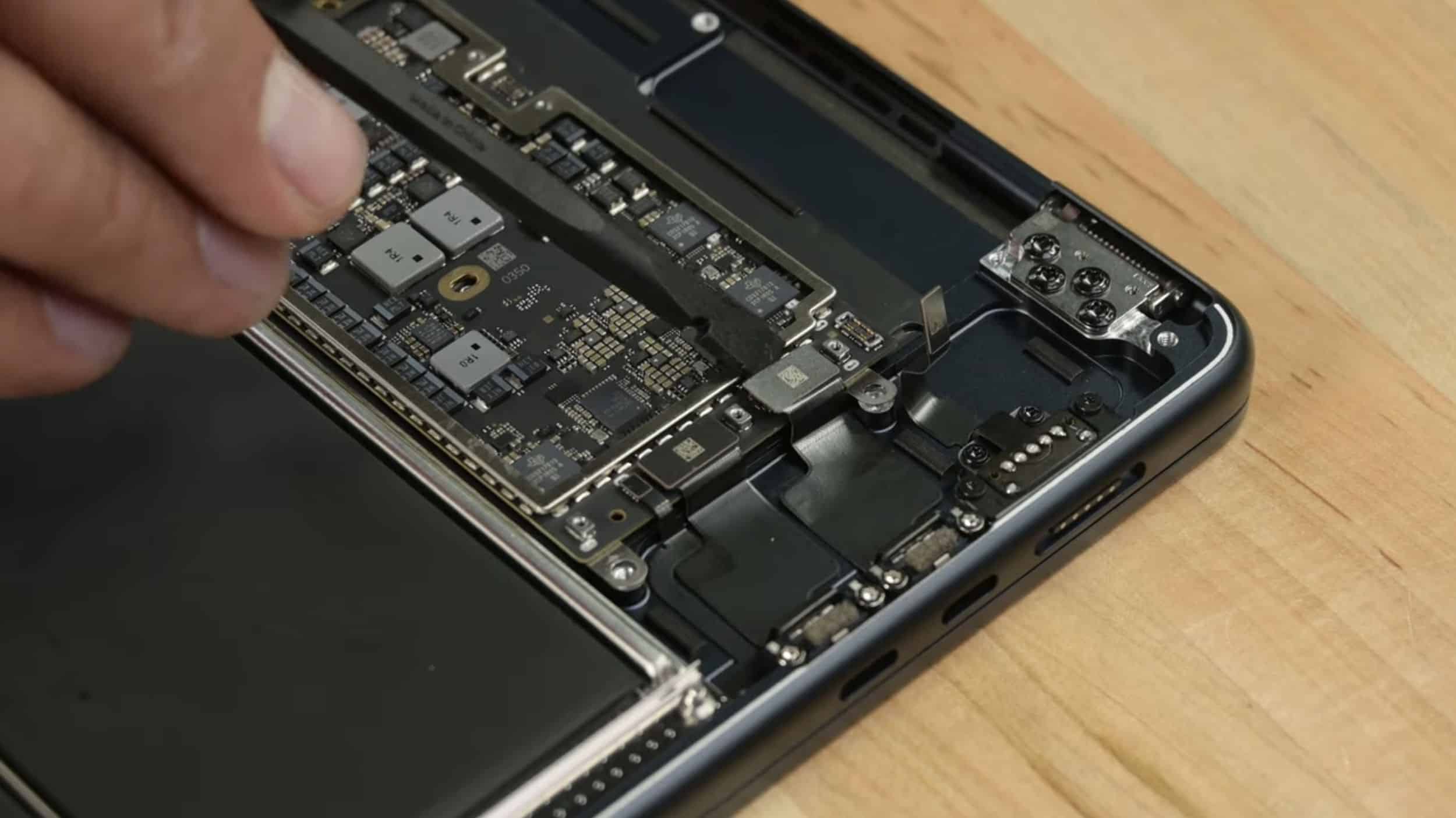 Takedown muestra el altavoz mejorado del MacBook Air de 15″