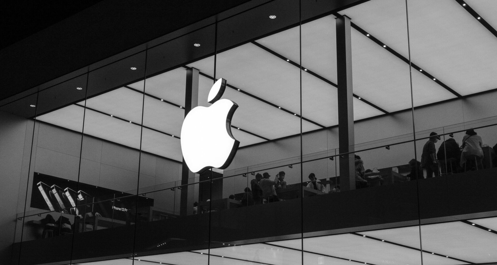 Logo da Apple numa fachada de loja