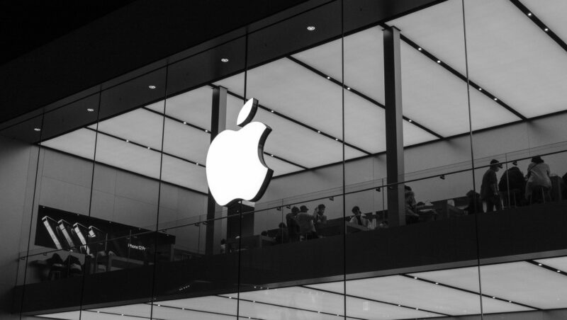 Logo da Apple numa fachada de loja