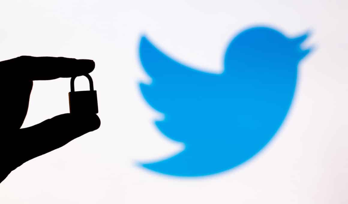 Logo do Twitter com um cadeado em primeiro plano