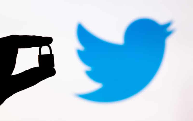 Logo do Twitter com um cadeado em primeiro plano