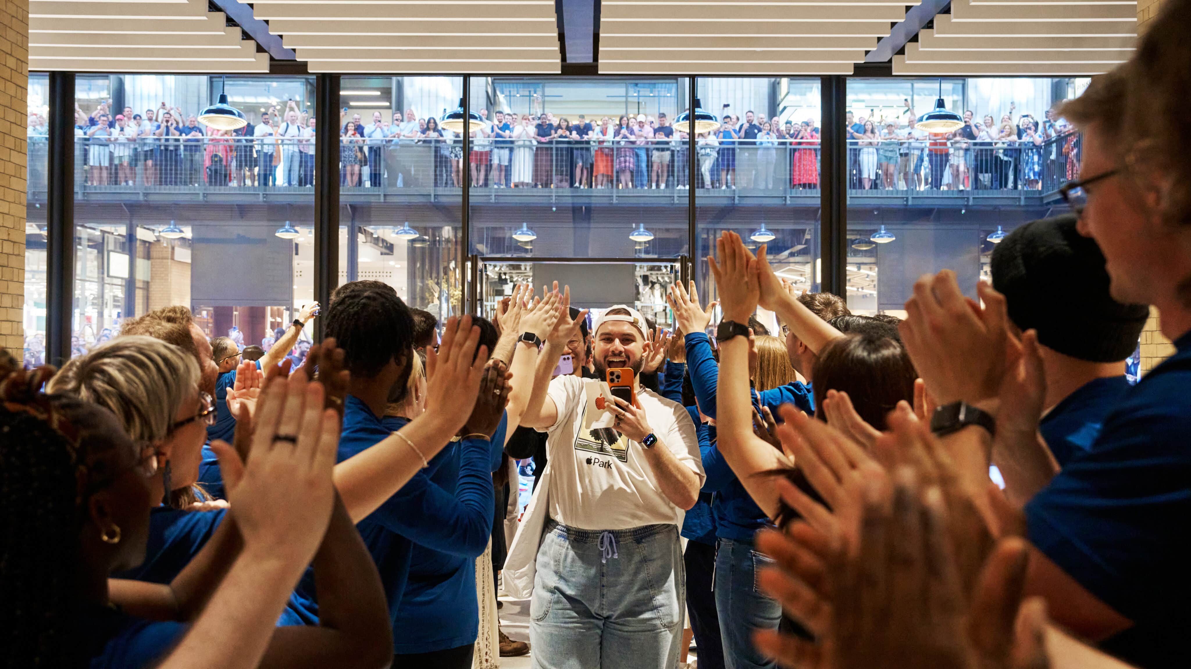 Apple opens its Battersea store, its 40th in the UK