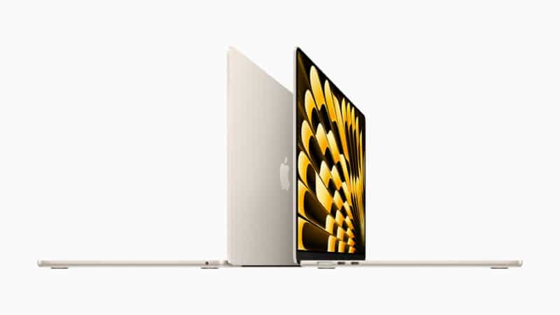 MacBooks Air de 15 polegadas um de frente pro outro, vistos na diagonal