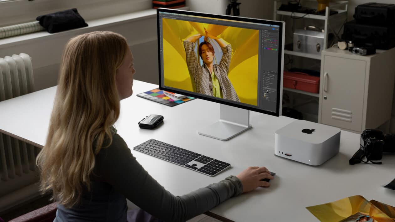 Mulher trabalhando num Mac Studio com chip M2 Max/Ultra
