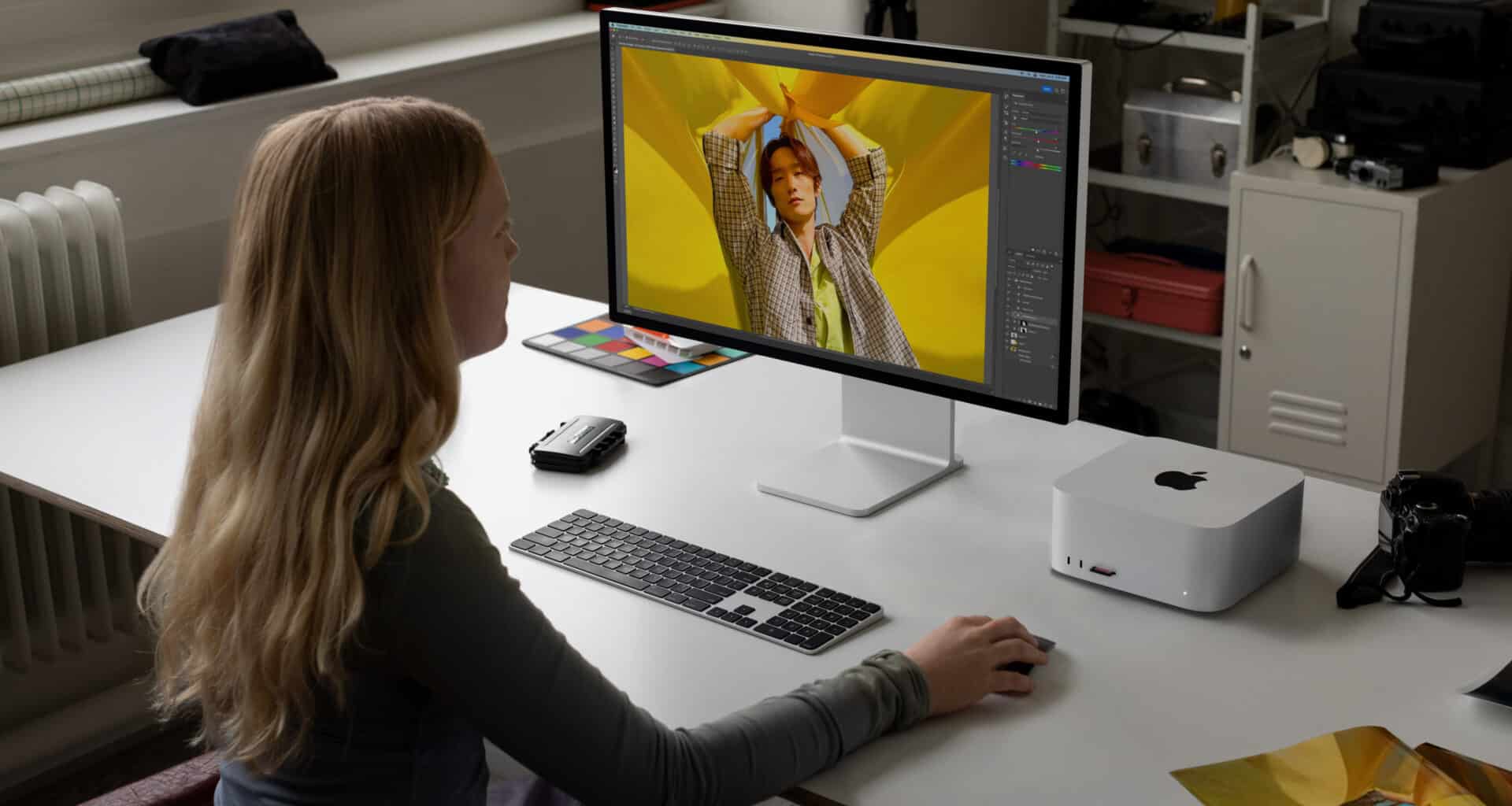 Mulher trabalhando num Mac Studio com chip M2 Max/Ultra
