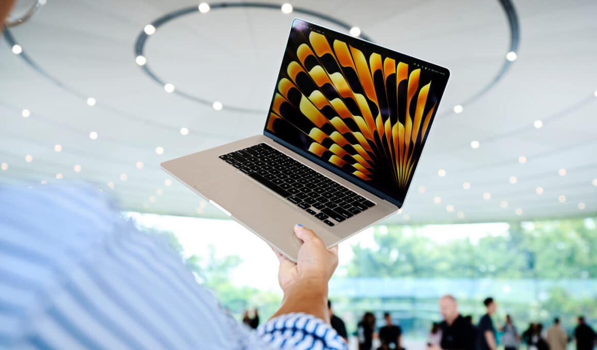 Pessoa segurando o MacBook Air de 15 polegadas na área de hands-on da WWDC23