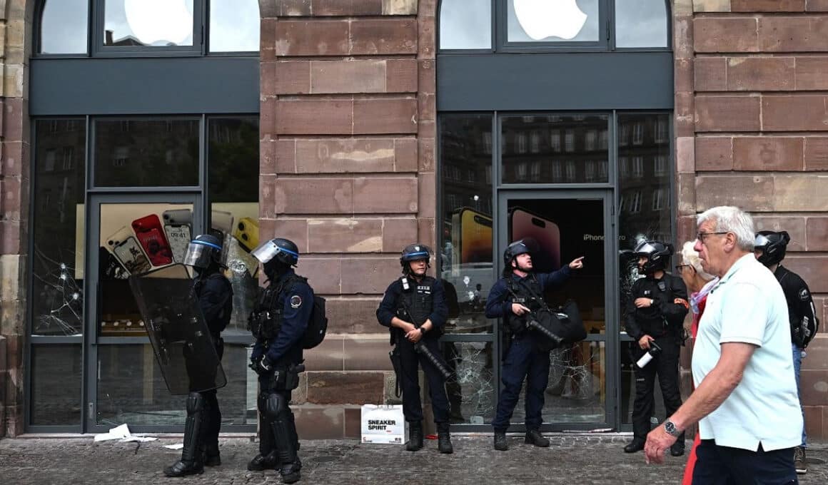 Polícia em frente a Apple Store na França