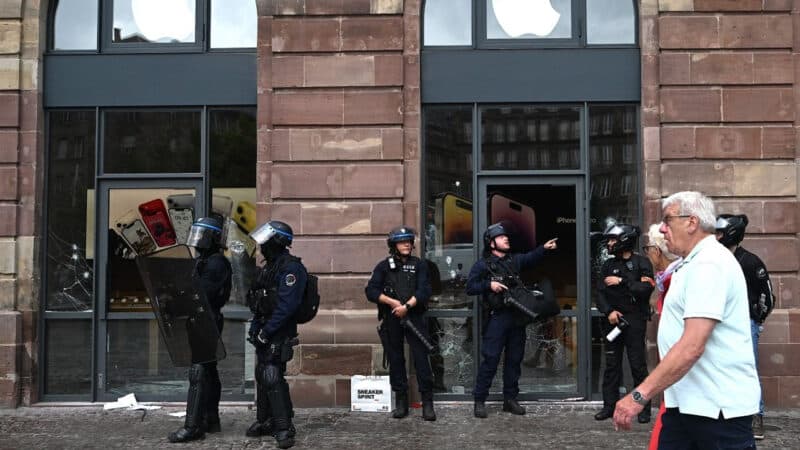 Polícia em frente a Apple Store na França