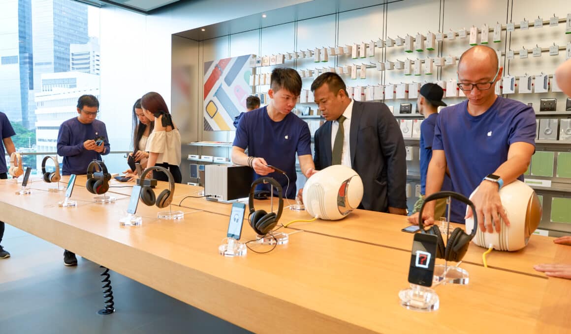 Funcionários e clientes numa Apple Store em Hong Kong