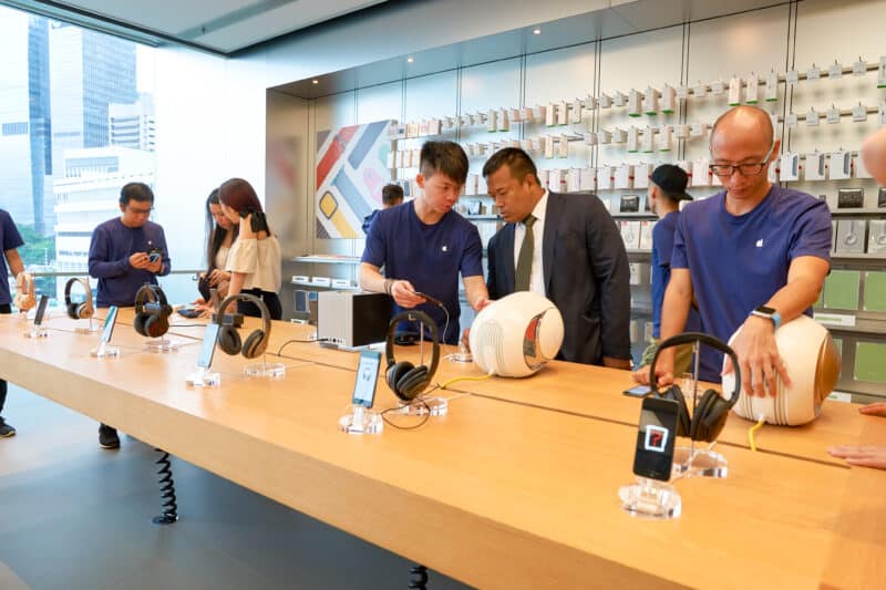 Funcionários e clientes numa Apple Store em Hong Kong