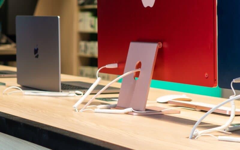 iMac e MacBook em Apple Store