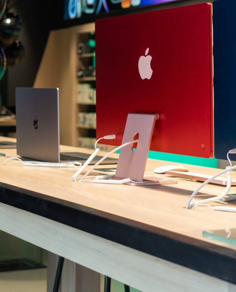iMac e MacBook em Apple Store