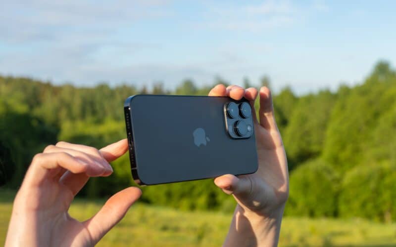Pessoa tirando uma foto ou gravando um vídeo com um iPhone 14 Pro